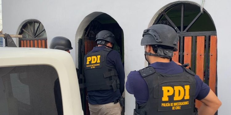 PDI y Fiscalía realizan intervención en población Maipú Oriente: 9 detenidos y 8 puntos de venta de droga desarticulados
