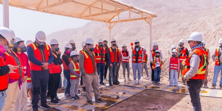 Lomas Bayas abre sus puertas a las familias: Una experiencia en el corazón de la minería del cobre