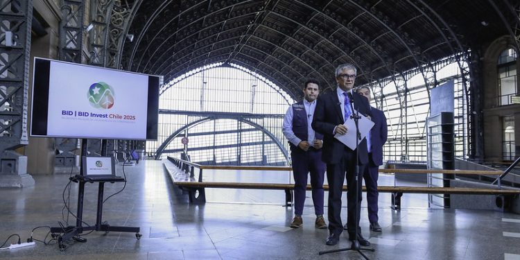 Ministro de Hacienda invita al sector privado a colaborar en la próxima reunión de Asambleas de Gobernadores del BID en Chile