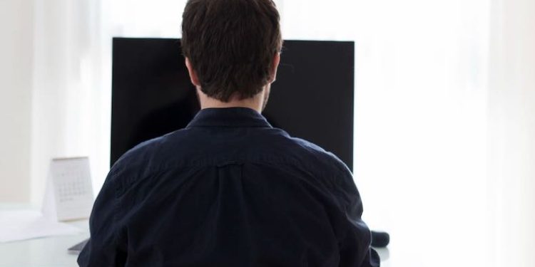 El mercado negro de las licencias médicas: Cómo internet facilita su compra y venta en Chile