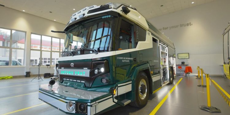 Bomberos de Santiago refuerza su flota con la llegada del primer carro bomba eléctrico de Latinoamérica