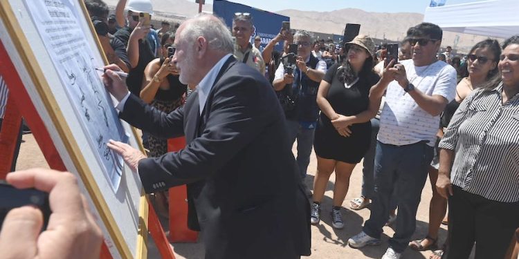 Ministro Montes encabezó inicio de obras de dos megaproyectos que beneficiarán a 944 familias de Alto Hospicio