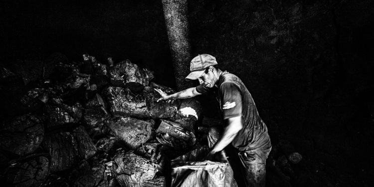 “Carbón de alma negra”: Lanzarán fotolibro e exposición sobre la historia del carbón en Arica