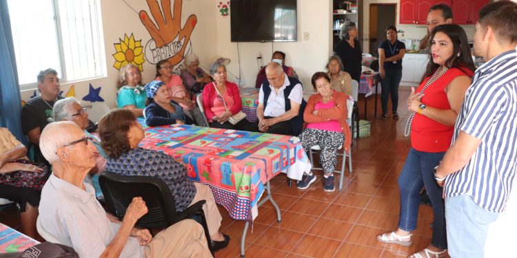 Adultos mayores de Pica participan en diálogo con autoridades sobre reforma de pensiones