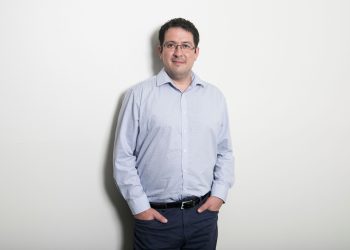 Académico UDLA destaca al stand-up comedy y su impacto en el bienestar emocional nacional