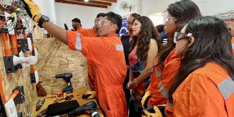 Autoridades visitan curso de Electricidad Domiciliaria y Energías Renovables en Iquique