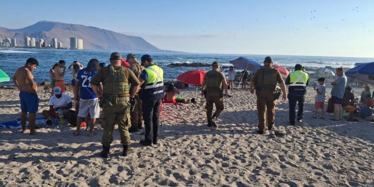 Carabineros de Chile garantizan la seguridad en el borde costero de Iquique y la CONMEBOL Copa América Fútbol Playa 2025
