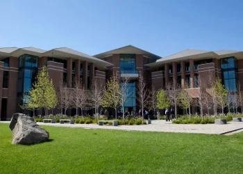 Con test menos invasivo: Científicos chilenos dan un paso más en la detección temprana del Alzheimer