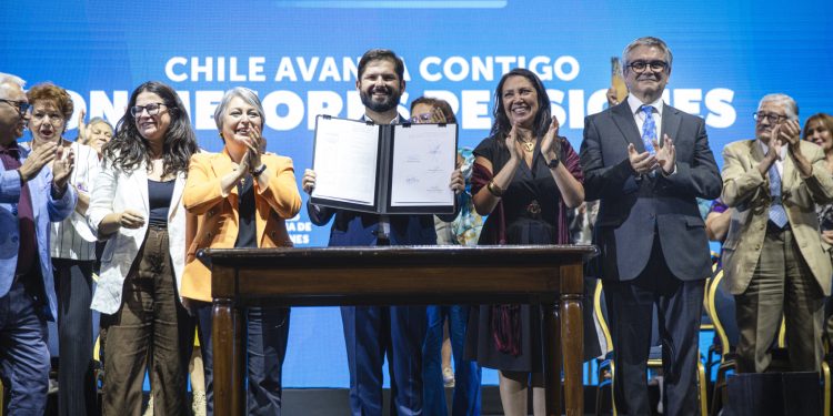 Presidente Boric y Ministros Jara y Marcel firmaron el decreto que promulga la reforma previsional: Subirá pensiones futuras y actuales mediante un Seguro Social