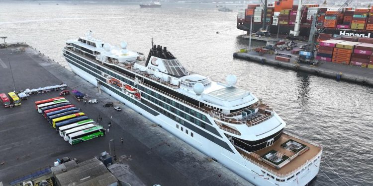 Puerto de Iquique recibe al crucero Viking Octantis