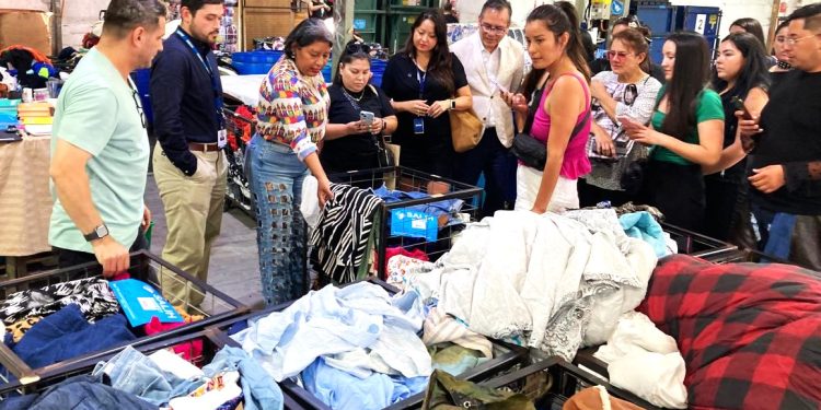 Diseñadoras y artesanas seleccionaron textiles en desuso para participar en pasarela de Humberstone