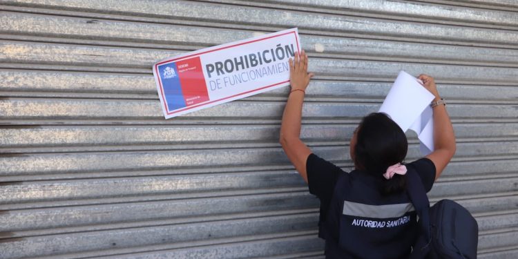 Operativo de fiscalización en Pozo Almonte culmina con el cierre de dos locales comerciales