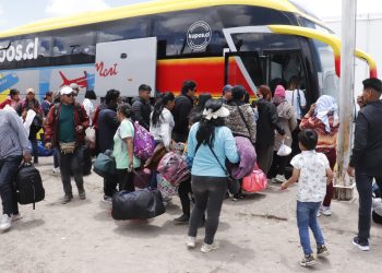 Flujo de buses y turistas por Complejo Fronterizo Colchane casi se duplicó durante el verano