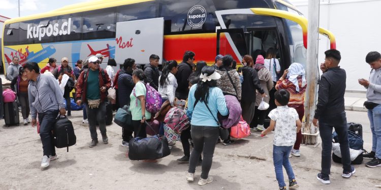 Flujo de buses y turistas por Complejo Fronterizo Colchane casi se duplicó durante el verano