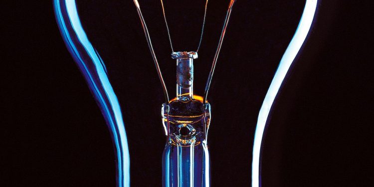 Apagar las luces no es suficiente: Hábitos diarios que están aumentando tu consumo eléctrico