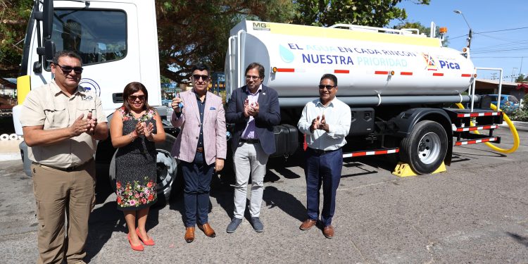 Comunidad de Pica recibe camión aljibe para potenciar la distribución de agua en sectores rurales