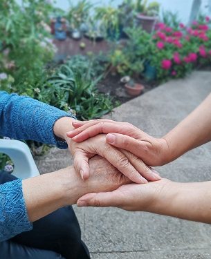 El FOSIS y AIEP abren 5 mil cupos en todo Chile para capacitarse en el cuidado de personas mayores