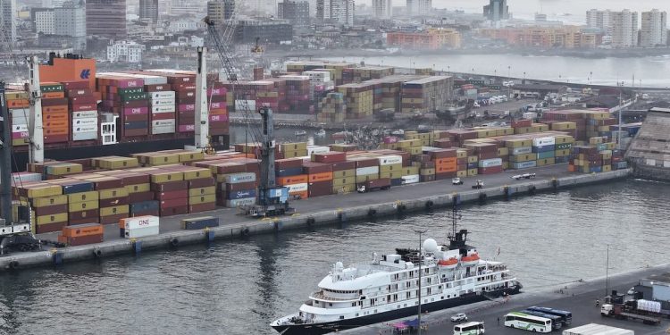 Puerto de Iquique recibe al crucero de lujo Island Sky