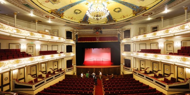 Ministra López entregó Teatro Municipal a la IMI