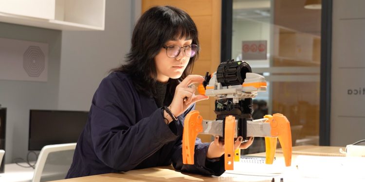 Más mujeres ingresan este año a estudiar carreras STEM