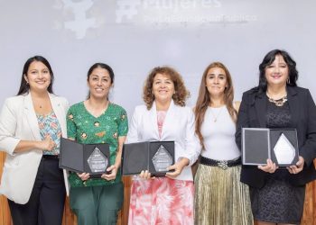 SLEP Iquique reconoce a tres mujeres destacadas por su liderazgo en la Educación Pública