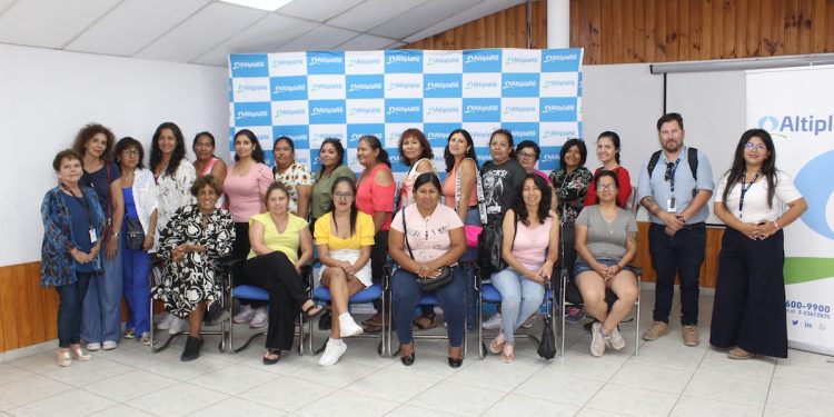 SERNAMEG y Aguas del Altiplano realizan taller de gasfitería básica para el hogar