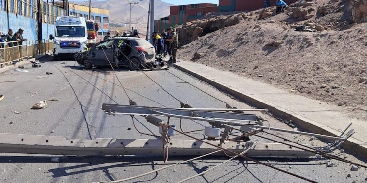 Vehículo chocó dos postes de la red eléctrica que entrega energía al sector La Pampa de Alto Hospicio
