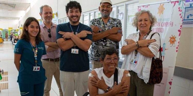 Autoridades de Salud regionales acompañan la vacunación en CESFAM de Pozo Almonte