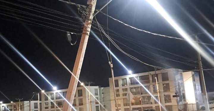 CGE reporta otros dos postes derribados en sector La Pampa de Alto Hospicio