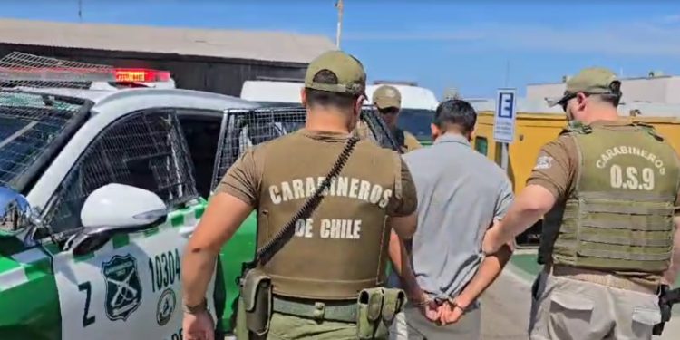 Caminaba portando dos kilos de marihuana en su mochila