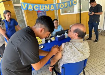 Autoridades llaman a vacunación y suministro de medicamento Nirsevimab para lactantes en el CESFAM de Pica