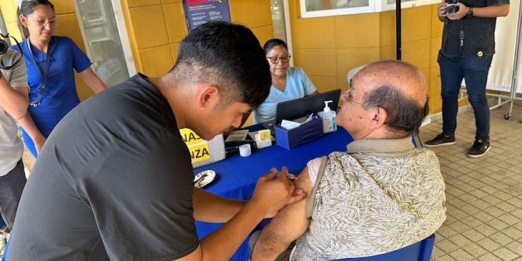 Autoridades llaman a vacunación y suministro de medicamento Nirsevimab para lactantes en el CESFAM de Pica