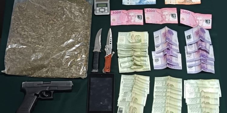 Carabineros detuvo a dos colombianos que portaban drogas y armas