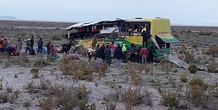 Al menos 37 muertos y 30 heridos por choque de autobuses en el altiplano de Bolivia