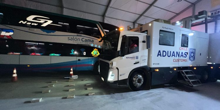 Tripulación del bus boliviano huyó y dejó a pasajeros abandonados en Avanzada Aduanera de Colchane