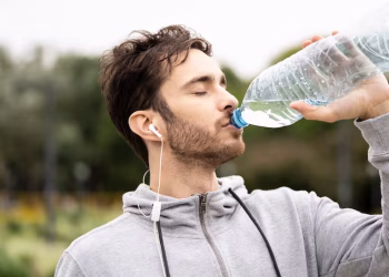 Tomar agua helada tras el ejercicio: ¿beneficio o riesgo? Experto responde
