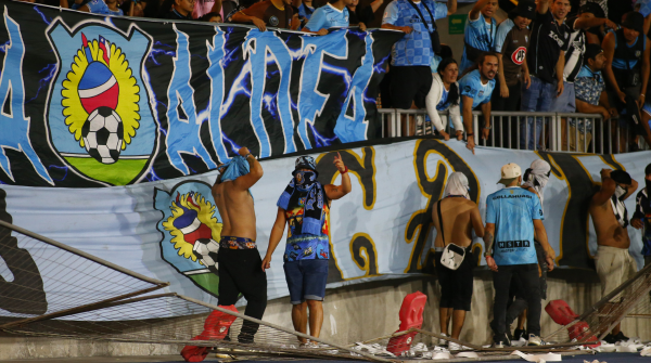 Unión Española goleó a Deportes Iquique 4-0 / Ingreso de grupo de hinchas motivó suspensión del partido