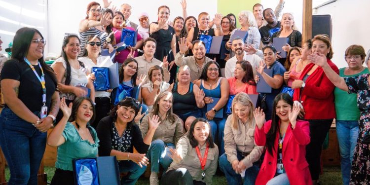 Compañía Minera Lomas Bayas reconoce a 25 mujeres con “Sello Mujer Emprendedora” en Baquedano