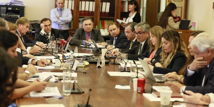 Por unanimidad, Comisión de Hacienda aprobó en general el proyecto de subsidio al dividendo