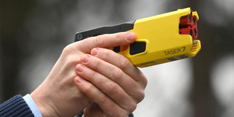 Pistolas Taser: ¿Qué son, para qué sirven y cuáles son los efectos que causa en los seres humanos?