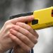 Pistolas Taser: ¿Qué son, para qué sirven y cuáles son los efectos que causa en los seres humanos?