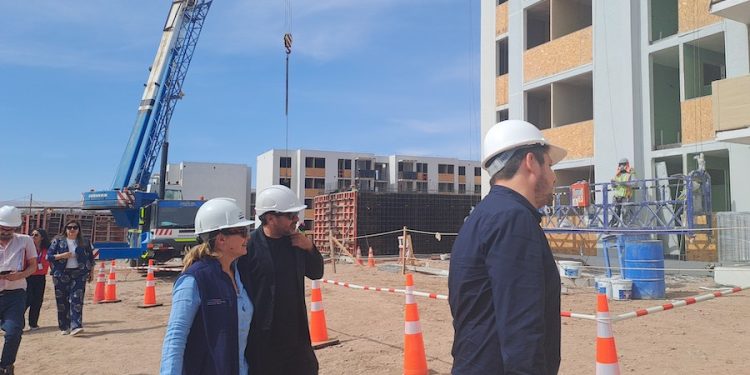 Subsecretaria visitó obras de más de mil viviendas que se construyen por el Plan de Emergencia Habitacional en Tarapacá