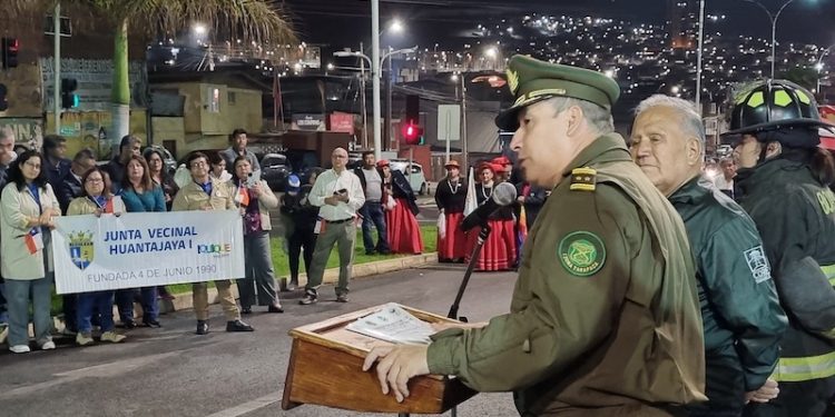 Vecinos llevaron serenata a Carabineros en Iquique para celebrar aniversario institucional