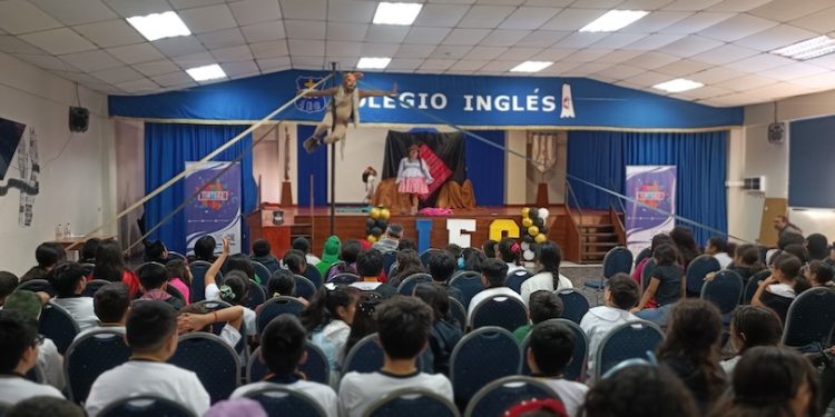 FINTDAZ llegó a establecimientos educacionales de Iquique con obras de teatro y circo