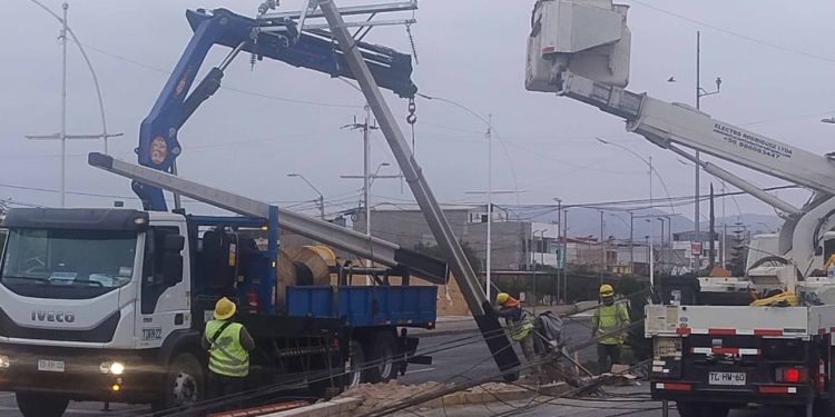 Vehículo choca y derriba tres postes de la red eléctrica en sector de La Pampa en Alto Hospicio