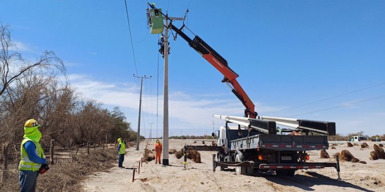 Avanzan los trabajos de reconstrucción de la red eléctrica vandalizada y robada en Canchones