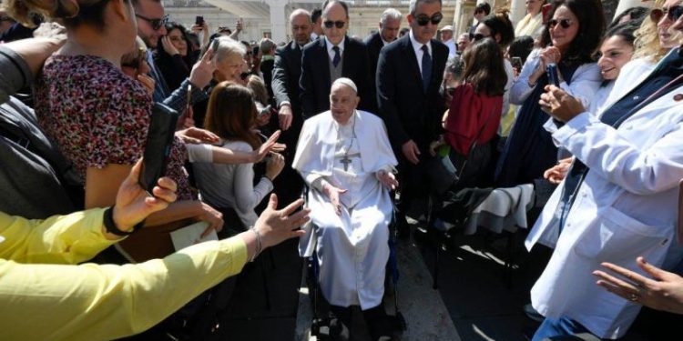 «Buen domingo a todos»: Papa Francisco hace sorpresiva aparición en la Plaza de San Pedro