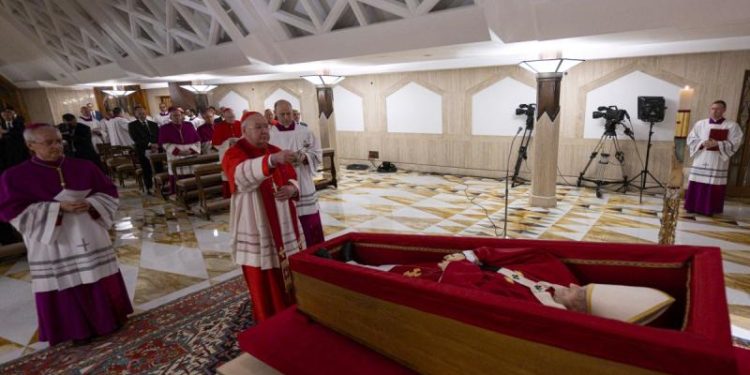 El Vaticano publica primeras imágenes del Papa Francisco fallecido