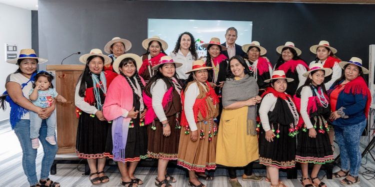 Comunidad aymara Yabricollita y Caya resaltan su patrimonio ancestral con emprendimiento textil
