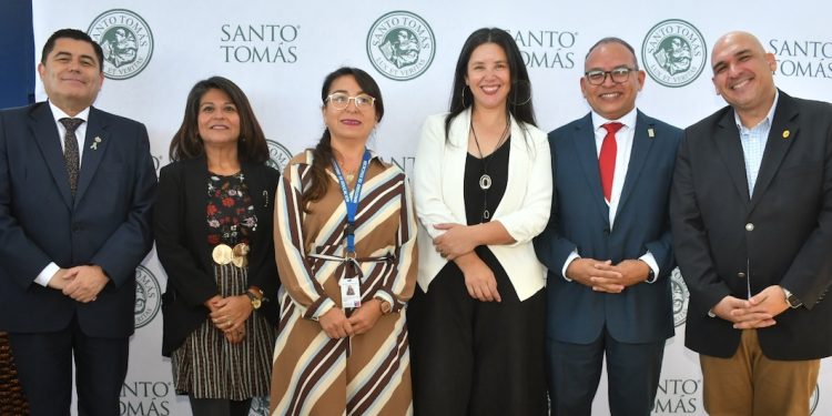 Santo Tomás Iquique inicia Año Académico con charla de reconocida investigadora en neurociencia y educación